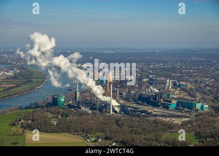 Luftbild, HKM Hüttenwerke Krupp Mannesmann mit Rauchsäule, am Fluss Rhein, Hüttenheim, Duisburg, Ruhrgebiet, Nordrhein-Westfalen, Deutschland, Duisburg-S ACHTUNGxMINDESTHONORARx60xEURO *** Vista aerea, HKM Hüttenwerke Krupp Mannesmann con colonna di fumo, sul fiume Reno, Hüttenheim, Duisburg, regione della Ruhr, Renania settentrionale-Vestfalia, Germania, Duisburg S ACHTUNGxMINDESTHONORARx60xEURO Foto Stock