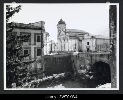 Lazio Roma Genazzano vedute generali. Hutzel, Max 1960-1990 Vista esterna: Facciata di S. Nicola; una casa del XIV secolo; case medievali; bifore, finestre a più strati; la gotica Casa Apolloni in via del corso e vedute dei viadotti del XIV secolo. Note sull'oggetto: Molte di queste vedute sono descritte nelle note di Hutzel su Castello colonna. Il fotografo e studioso tedesco Max Hutzel (1911-1988) fotografò in Italia dai primi anni '1960 fino alla sua morte. Il risultato di questo progetto, citato da Hutzel come foto Arte minore, è un'accurata documentazione dello sviluppo storico dell'arte in Italia fino a t Foto Stock