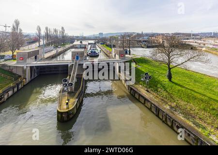 Neckarschleuse Cannstatt a Stoccarda. // 15.03.2024: Stoccarda, Baden-Württemberg, Deutschland, Europa *** Neckar lock Cannstatt a Stoccarda 15 03 2024 Stoccarda, Baden Württemberg, Germania, Europa Foto Stock