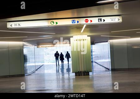 Hauptbahnhof Stuttgart, Unterführung zur Bahnsteighalle. // 15.03.2024: Stoccarda, Baden-Württemberg, Deutschland, Europa *** stazione centrale di Stoccarda, sottopassaggio al binario 15 03 2024 Stoccarda, Baden Württemberg, Germania, Europa Foto Stock