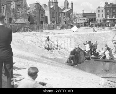 Riprese della commedia DI EALING PASSPORT TO PIMLICO 1949 in un grande sito di bombardamento a Lambeth il regista HENRY CORNELIUS Screenplay T.E.B. CLARKE Music GEORGES AURIC Ealing Studios Foto Stock