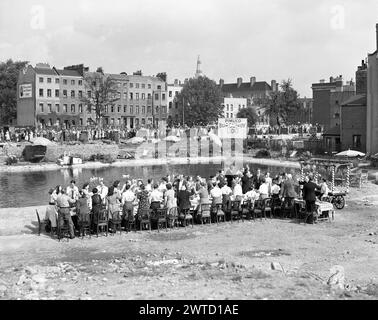 Una scena dalla commedia di EALING PASSPORT A PIMLICO 1949 girata in un grande sito di bombardamento a Lambeth, il regista HENRY CORNELIUS Screenplay T.E.B. CLARKE Music GEORGES AURIC Ealing Studios Foto Stock