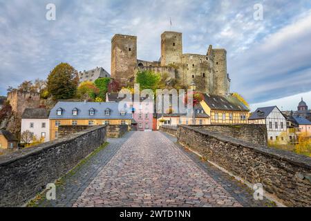 Vista del castello di Runkel dal vecchio ponte di pietra a Runkel, Assia, Germania Foto Stock