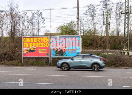 Werbeplakat. Fairbruary: Il commercio equo e solidale wirbt für die Fairtrade-Challenge. Nach dem Veganuary kommt der Fairbruary: Fairtrade Deutschland Fordert Verbraucher zum fairen Einkauf auf. Und das mit einem Augenzwinkern. Dafür sorgen sostiene che sia Schenk mal Fairrosen. // 16.03.2024, Stoccarda, Baden-Württemberg, Deutschland, Europa *** il manifesto pubblicitario Fairbruary Fairtrade promuove la Fairtrade Challenge dopo la Veganuary Fairtrade Germany incoraggia i consumatori a fare acquisti in modo equo e con un tocco di lucentezza nei loro occhi affermazioni come Schenk mal Fairrosen 16 03 2024, Stoccarda, Baden Württember Foto Stock