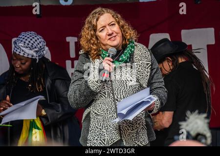 Londra, Regno Unito. 16 marzo 2024. Un raduno e discorsi (incl. Fran Heathcote, segretario generale della Public and Commercial Services union (PCS)) l'ufficio domestico con molta enfasi sullo scandalo Dianne Abbott - A Stop Racism, Stop the Hate Demonstration a Londra. È stato organizzato da Stand Up to Racism in collaborazione con #HouseAgainstHate, @R3SoundSystem e @lmhrnational sostenuti da 17 sindacati, il Consiglio musulmano del gruppo dei socialisti ebrei britannici, altri gruppi religiosi e il TUC. Crediti: Guy Bell/Alamy Live News Foto Stock