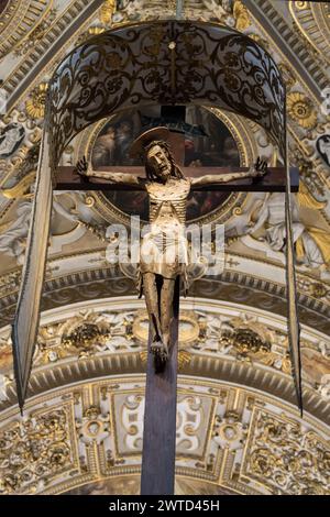 Crocifisso gotico in legno del XIV secolo nella basilica romanica lombarda di Santa Maria maggiore (Basilica di San Maria maggiore) dal XII secolo in histor Foto Stock