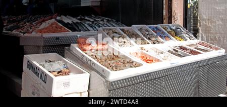 Negozio di pesce; mercato di Brixton, Electric Lane, Brixton, Londra, REGNO UNITO Foto Stock