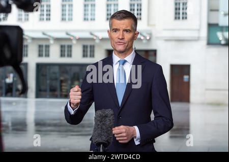 Londra, Regno Unito, 17 marzo 2024. Il segretario dei trasporti Mark Harper viene visto fuori dai BBC Studios dopo la sua apparizione di domenica con Laura Kuenssberg. Crediti: Thomas Krych/Alamy Live News Foto Stock