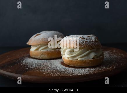 Pasticceria tradizionale svedese. Semla o semlor, aromatizzato con cardamomo, ripieno di pasta di mandorle e panna montata proveniente da Svezia, Finlandia, Estonia, Norvegia Foto Stock