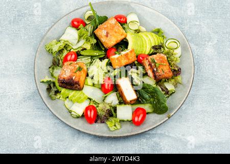 Insalata insolita con formaggio halloumi fritto, verdure ed erbe aromatiche Foto Stock