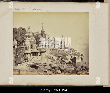 Benares; il Ghat ardente. Samuel Bourne, fotografo (inglese, 1834 - 1912) 1865–1866 Vista di un certo numero di sikhara, o cupole a forma di campana tipicamente presenti nei templi indù, su una riva del fiume. I templi si trovano vicino al Ghat di Manikarnika, una scalinata lungo il fiume solitamente utilizzata per la cremazione e per scopi religiosi. Sono visibili anche un gran numero di persone native impegnate in varie attività. Il fiume è visibile nell'area destra dell'immagine. (Recto, stampa) in basso a sinistra, inciso in negativo: "1169"; (Recto, Mount) in alto a sinistra, a matita: "Delhi [barrato] Benares"; centro superiore, in inchiostro viola Foto Stock