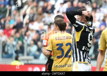 Torino, Italia. 17 marzo 2024. Dusan Vlahovic (Juventus FC) deluso durante Juventus FC vs Genoa CFC, partita di calcio italiano di serie A A Torino, 17 marzo 2024 Credit: Independent Photo Agency/Alamy Live News Foto Stock