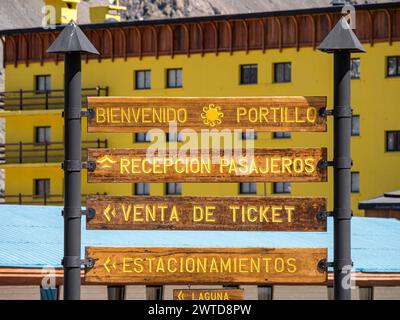 Cartello segnaletico presso la stazione sciistica di Portillo, a Paso de la Cumbre, Cile Foto Stock