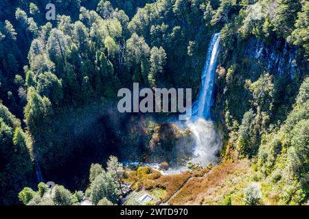 Vista aerea della cascata salto El Leon, valle delle cascate a est di Pucon, Cile Foto Stock