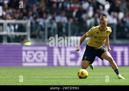 Torino, Italia. 17 marzo 2024. Albert Guomundsson del Genoa CFC in azione durante la partita di serie A tra Juventus FC e Genoa CFC allo stadio Allianz il 17 marzo 2024 a Torino. Crediti: Marco Canoniero/Alamy Live News Foto Stock