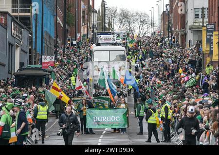 Bradford Street, Birmingham, 17 marzo 2024 - migliaia di persone hanno partecipato alla parata di San Patrizio del 2024 nel centro di Birmingham la domenica. La prima parata che si tiene nel quartiere irlandese della città dopo la pandemia del 2019. La folla si è affollata per vedere carri, ballerini e molto altro ancora. Molti dei turisti indossavano bandiere irlandesi e facevano dipingere i loro volti. Il percorso è più piccolo rispetto agli anni precedenti a causa dei lavori di costruzione lungo la linea Midland Metro attraverso Digbeth. Credito: Interrompi stampa Media/Alamy Live News Foto Stock