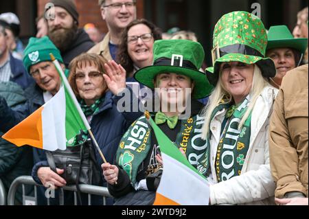 Bradford Street, Birmingham, 17 marzo 2024 - migliaia di persone hanno partecipato alla parata di San Patrizio del 2024 nel centro di Birmingham la domenica. La prima parata che si tiene nel quartiere irlandese della città dopo la pandemia del 2019. La folla si è affollata per vedere carri, ballerini e molto altro ancora. Molti dei turisti indossavano bandiere irlandesi e facevano dipingere i loro volti. Il percorso è più piccolo rispetto agli anni precedenti a causa dei lavori di costruzione lungo la linea Midland Metro attraverso Digbeth. Credito: Interrompi stampa Media/Alamy Live News Foto Stock