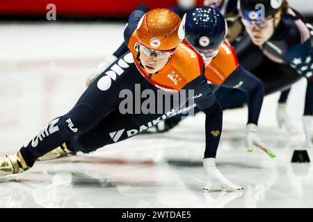 ROTTERDAM - Suzanne Schulting (NED) durante la semifinale dei 1000 metri femminili ai Campionati del mondo Short Track di Ahoy. ANP KOEN VAN WEEL Foto Stock