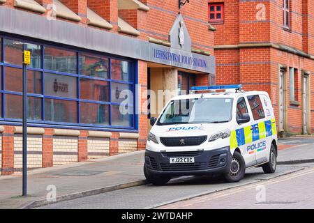 Furgone della polizia parcheggiato fuori dalla stazione centrale di polizia di Leeds, West Yorkshire, Regno Unito Foto Stock