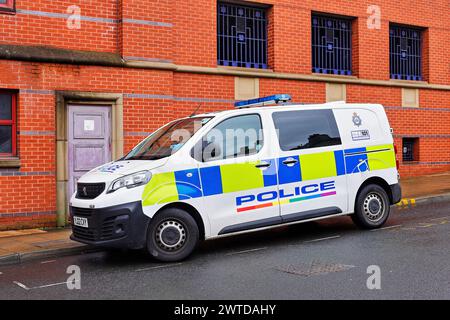 Furgone della polizia parcheggiato fuori dalla stazione centrale di polizia di Leeds, West Yorkshire, Regno Unito Foto Stock