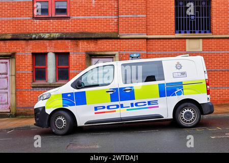 Furgone della polizia parcheggiato fuori dalla stazione centrale di polizia di Leeds, West Yorkshire, Regno Unito Foto Stock