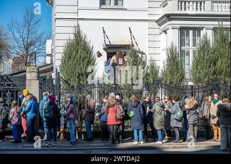 Copenaghen, Danimarca, 17 marzo 2024. Mezzogiorno contro Putin. Persone in fila di fronte all'ambasciata russa per entrare e votare le elezioni presidenziali credito: Stig Alenäs/Alamy Live News Foto Stock