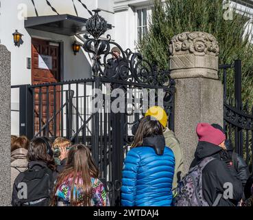 Copenaghen, Danimarca, 17 marzo 2024. Mezzogiorno contro Putin. Vestito di blu e giallo per le elezioni presidenziali del 2024 presso l'ambasciata russa credito: Stig Alenäs/Alamy Live News Foto Stock