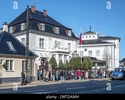 Copenaghen, Danimarca, 17 marzo 2024. Mezzogiorno contro Putin. Le persone sono in fila davanti all'ambasciata russa per entrare e votare le elezioni presidenziali credito: Stig Alenäs/Alamy Live News Foto Stock