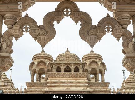 Londra, Regno Unito - 27 febbraio 2024 - Arcata d'ingresso del Tempio indù Shree Sanatan Hindu Mandir (Tempio indù Shri Sanatan). Cancelli del Tempio di Neasden b Foto Stock