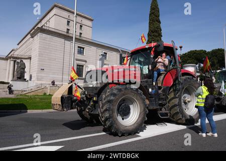 Madrid, Spagna. 17 marzo 2024. Diversi trattori durante una protesta da parte di agricoltori e allevatori per chiedere miglioramenti nel settore rurale nel centro di Madrid, il 17 marzo 2024. (Foto di Oscar Gonzalez/Sipa USA) credito: SIPA USA/Alamy Live News Foto Stock
