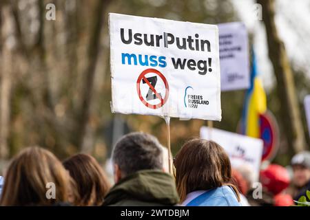 Präsidentschaftswahl Russland in Deutschland, russisches Generalskonsulat Bonn, 17. März 2024 Russen in Deutschland können an zwei Stellen ihren Präsidenten wählen. Zum einen in der Botschaft a Berlino, zum anderen im russischen Generalkonsulat a Bonn-Bad Godesberg. Im Stadtteil Schweinheim haben sich am Sonntag tausende eingereiht, um ihre Stimme abzugeben. Die Schlange der Menschen War mehrere Hundert Meter lang. Es gab auch eine Protestaktion. Immer wieder lieferten sich Putin-Gegner und -Anhänger kleinere Wortgefechte. Die Polizei sicherte den Bereich ab. - Russisches Generalkonsulat, Bon Foto Stock