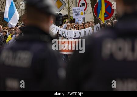 Präsidentschaftswahl Russland in Deutschland, russisches Generalskonsulat Bonn, 17. März 2024 Russen in Deutschland können an zwei Stellen ihren Präsidenten wählen. Zum einen in der Botschaft a Berlino, zum anderen im russischen Generalkonsulat a Bonn-Bad Godesberg. Im Stadtteil Schweinheim haben sich am Sonntag tausende eingereiht, um ihre Stimme abzugeben. Die Schlange der Menschen War mehrere Hundert Meter lang. Es gab auch eine Protestaktion. Immer wieder lieferten sich Putin-Gegner und -Anhänger kleinere Wortgefechte. Die Polizei sicherte den Bereich ab. - Russisches Generalkonsulat, Bon Foto Stock