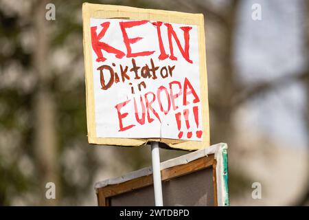 Präsidentschaftswahl Russland in Deutschland, russisches Generalskonsulat Bonn, 17. März 2024 Russen in Deutschland können an zwei Stellen ihren Präsidenten wählen. Zum einen in der Botschaft a Berlino, zum anderen im russischen Generalkonsulat a Bonn-Bad Godesberg. Im Stadtteil Schweinheim haben sich am Sonntag tausende eingereiht, um ihre Stimme abzugeben. Die Schlange der Menschen War mehrere Hundert Meter lang. Es gab auch eine Protestaktion. Immer wieder lieferten sich Putin-Gegner und -Anhänger kleinere Wortgefechte. Die Polizei sicherte den Bereich ab. - Russisches Generalkonsulat, Bon Foto Stock