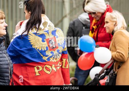 Präsidentschaftswahl Russland in Deutschland, russisches Generalskonsulat Bonn, 17. März 2024 Russen in Deutschland können an zwei Stellen ihren Präsidenten wählen. Zum einen in der Botschaft a Berlino, zum anderen im russischen Generalkonsulat a Bonn-Bad Godesberg. Im Stadtteil Schweinheim haben sich am Sonntag tausende eingereiht, um ihre Stimme abzugeben. Die Schlange der Menschen War mehrere Hundert Meter lang. Es gab auch eine Protestaktion. Immer wieder lieferten sich Putin-Gegner und -Anhänger kleinere Wortgefechte. Die Polizei sicherte den Bereich ab. - Russisches Generalkonsulat, Bon Foto Stock