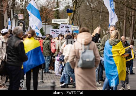 Präsidentschaftswahl Russland in Deutschland, russisches Generalskonsulat Bonn, 17. März 2024 Russen in Deutschland können an zwei Stellen ihren Präsidenten wählen. Zum einen in der Botschaft a Berlino, zum anderen im russischen Generalkonsulat a Bonn-Bad Godesberg. Im Stadtteil Schweinheim haben sich am Sonntag tausende eingereiht, um ihre Stimme abzugeben. Die Schlange der Menschen War mehrere Hundert Meter lang. Es gab auch eine Protestaktion. Immer wieder lieferten sich Putin-Gegner und -Anhänger kleinere Wortgefechte. Die Polizei sicherte den Bereich ab. - Russisches Generalkonsulat, Bon Foto Stock