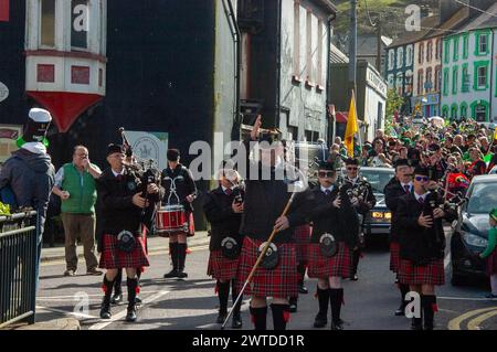 Domenica 17 marzo 2024 Bantry West Cork, Irlanda; Bantry ha tenuto IT's St. La parata del giorno di Patrick oggi. Più di 20 carri di scuole, club e aziende locali hanno partecipato con Florrie o'Driscoll come Grand Marshall e guidati da Ballingeary Pipe Band. Più di 200 persone si sono rivelate a guardare la parata che era MC'd di Gearoid o'Leary. Credito ed/Alamy Live News Foto Stock