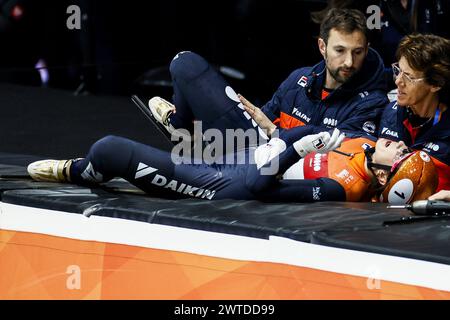 ROTTERDAM - Suzanne Schulting (NED) durante la finale dei 1000 metri femminili ai Campionati del mondo Short Track di Ahoy. ANP KOEN VAN WEEL Foto Stock