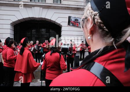 Londra, Regno Unito. 17 marzo 2024. In una vibrante mostra di cultura e tradizione, le strade di Londra prendono vita mentre si svolge la sfilata di San Patrizio del 2024. Organizzato dal sindaco di Londra, questo evento annuale attira migliaia di spettatori, rivestiti di verde, per celebrare il santo patrono irlandese. La processione presenta bande di marcia irlandesi, troupe di danza e un caleidoscopio di esibizioni di saggi, che mostrano il ricco arazzo del patrimonio irlandese. La parata fa parte di un festival più grande che include spettacoli, arti e delizie culinarie, mettendo in evidenza il contributo della comunità irlandese al berretto Foto Stock