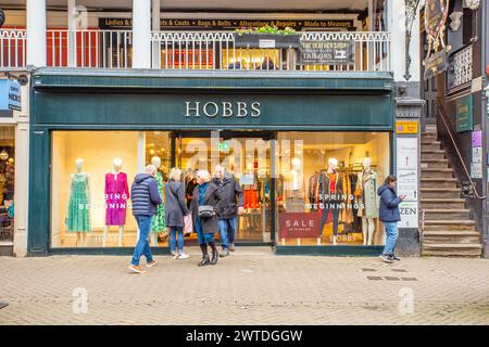 Gli acquirenti che entrano nel negozio di moda Hobbs nella città di Chester nel Cheshire Foto Stock