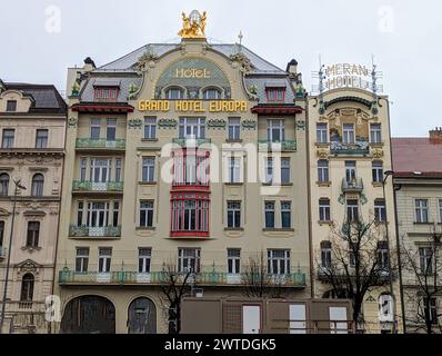 Una struttura con statue di fronte ai grattacieli di Praga, Repubblica Ceca Foto Stock