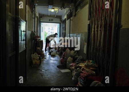 17 marzo 2024, Hong Kong, Cina: Una donna pulisce e sposta gli effetti personali dalla sua unità nella tenuta di Tai Hang Saw. Costruita nel 1965, la tenuta di Tai Hang Sai è stata originariamente progettata per fornire alloggi ai residenti sfollati dall'autorizzazione dell'area di reinsediamento di Tai Hang Sai. Con oltre 1.600 unità a prezzi inferiori a quelli di mercato, è l'unica proprietà privata di Hong Kong. Attualmente sono in atto piani per demolire e riqualificare la tenuta, con il completamento stimato per il 2029. Si prevede che la riqualificazione fornisca più di 3.300 unità. (Immagine di credito: © Keith Foto Stock