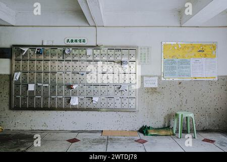 17 marzo 2024, Hong Kong, Cina: Un ingresso pubblico nella lobby della tenuta Tai Hang Sai. Costruita nel 1965, la tenuta di Tai Hang Sai è stata originariamente progettata per fornire alloggi ai residenti sfollati dall'autorizzazione dell'area di reinsediamento di Tai Hang Sai. Con oltre 1.600 unità a prezzi inferiori a quelli di mercato, è l'unica proprietà privata di Hong Kong. Attualmente sono in atto piani per demolire e riqualificare la tenuta, con il completamento stimato per il 2029. Si prevede che la riqualificazione fornisca più di 3.300 unità. (Credit Image: © Keith Tsuji/ZUMA Press Wire) EDITORIALE USAG Foto Stock