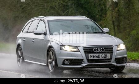 Milton Keynes, Regno Unito-17 marzo 2024: 2010 motore diesel argento Audi A4 guida sotto la pioggia Foto Stock