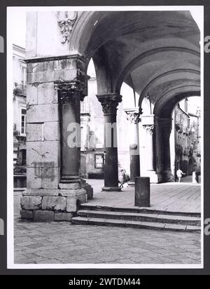 Campania Benevento Cattedrale di Sant'Agata de' Goti. Hutzel, Max 1960-1990 Medioevo: Architettura e scultura architettonica (X-XII secolo); affreschi (XIV secolo); baldacchino. Post-medioevale: Aggiunte barocche all'esterno e completa ristrutturazione degli interni, tra cui estese lavorazioni in stucco; bancarelle di coro in legno finemente scolpite (XVII secolo); dipinti su tela; pavimentazione tessellata; scultura; iscrizione; antichità crocifisso: colonne corinzie riutilizzate in portico e cripta fotografo e studioso tedesco Max Hutzel (1911-1988) fotografate in Italia dai primi anni '1960 fino alla sua morte. Foto Stock