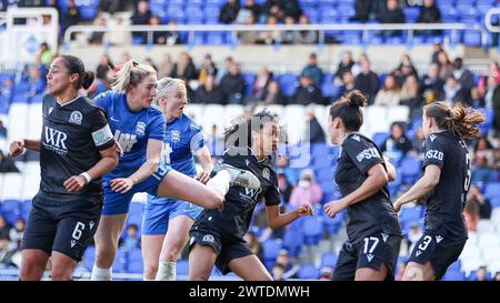 Birmingham, Regno Unito. 17 marzo 2024. Rebecca Holloway e Louise Quinn di Birmingham City tentano di mettere la testa al pallone durante il match per il Women's Championship tra Birmingham City Women e Blackburn Rovers Women a St Andrews, Birmingham, Inghilterra, il 17 marzo 2024. Foto di Stuart Leggett. Solo per uso editoriale, licenza richiesta per uso commerciale. Non utilizzare in scommesse, giochi o pubblicazioni di singoli club/campionato/giocatori. Crediti: UK Sports Pics Ltd/Alamy Live News Foto Stock