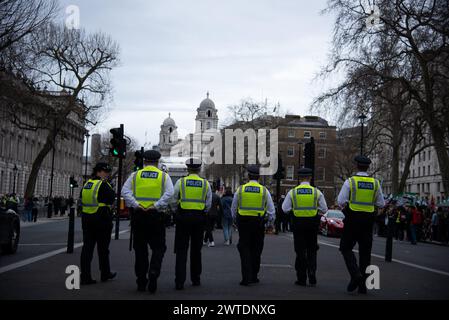 La polizia metropolitana è vista durante la manifestazione ONU Anti-Racism Day. Il Trades Union Congress (TUC) sostiene la marcia e la manifestazione Stand Up to Racism, in occasione della giornata delle Nazioni Unite per l'eliminazione della discriminazione razziale. La manifestazione evidenzia gli obblighi internazionali del Regno Unito di combattere il razzismo e la xenofobia e fa un'importante dichiarazione pubblica secondo cui i sindacati e altre organizzazioni si oppongono alla crescente razzismo e xenofobia nei confronti di alcuni dei membri più vulnerabili delle comunità. Foto Stock