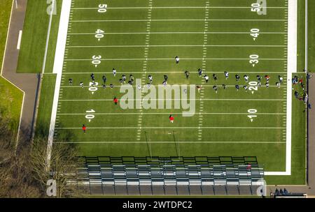 Luftbild, American Football Platz, The Nest - Assindia Cardinals Essen 1983 e.V., Spieler auf dem Feld, Kettwig, Essen, Ruhrgebiet, Nordrhein-Westfalen, Deutschland ACHTUNGxMINDESTHONORARx60xEURO *** Vista aerea, campo di football americano, il Nest Assindia Cardinals Essen 1983 e V , giocatori sul campo, Kettwig, Essen, regione della Ruhr, Renania settentrionale-Vestfalia, Germania ACHTUNGxMINDESTHONORARx60xEURO Foto Stock