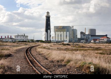 Contrasto tra il vecchio faro e la centrale nucleare Dungeness EDF, Dungeness, Kent, Inghilterra Foto Stock