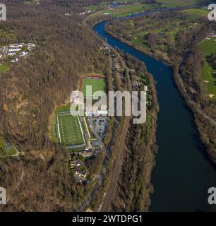 Luftbild, Fußballstadion und Leichtathletik Stadion Kettwig, Fußball-Sport-Verein Kettwig e.V., American Football Platz, The Nest - Assindia Cardinals Essen 1983 e.V., Fußballspieler auf dem Feld, Fluss Ruhr und Waldgebiet, Kettwig, Essen, Ruhrgebiet, Nordrhein-Westfalen, Deutschland ACHTUNGxMINDESTHONORARx60xEURO *** Vista aerea, stadio di calcio e atletica Kettwig, Fußball Sport Verein Kettwig e V , campo di football americano, The Nest Assindia Cardinals Essen 1983 e V , giocatori di calcio sul campo, fiume Ruhr e area forestale, Kettwig, Essen, zona della Ruhr, Renania settentrionale-Vestfalia, Germania Foto Stock