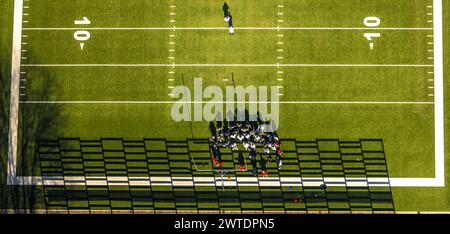Luftbild, American Football Platz, The Nest - Assindia Cardinals Essen 1983 e.V., Spieler auf dem Feld, Kettwig, Essen, Ruhrgebiet, Nordrhein-Westfalen, Deutschland ACHTUNGxMINDESTHONORARx60xEURO *** Vista aerea, campo di football americano, il Nest Assindia Cardinals Essen 1983 e V , giocatori sul campo, Kettwig, Essen, regione della Ruhr, Renania settentrionale-Vestfalia, Germania ACHTUNGxMINDESTHONORARx60xEURO Foto Stock